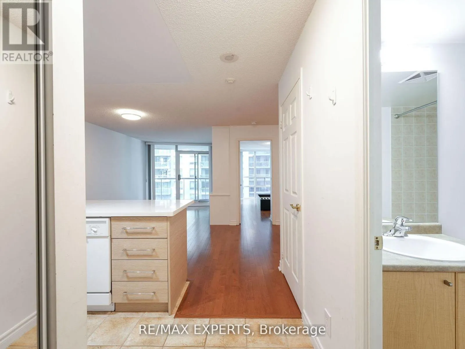 812 - 30 GRAND TRUNK CRESCENT
