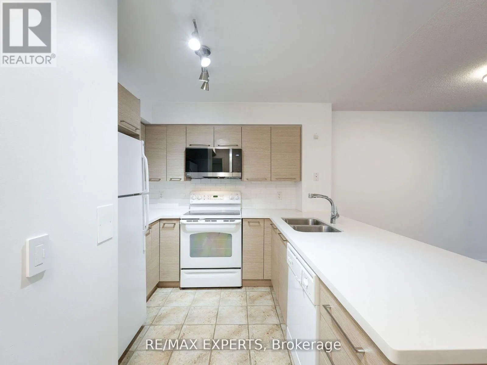 812 - 30 GRAND TRUNK CRESCENT