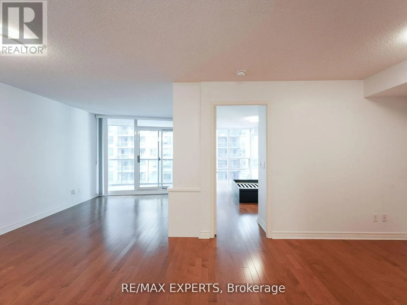 812 - 30 GRAND TRUNK CRESCENT