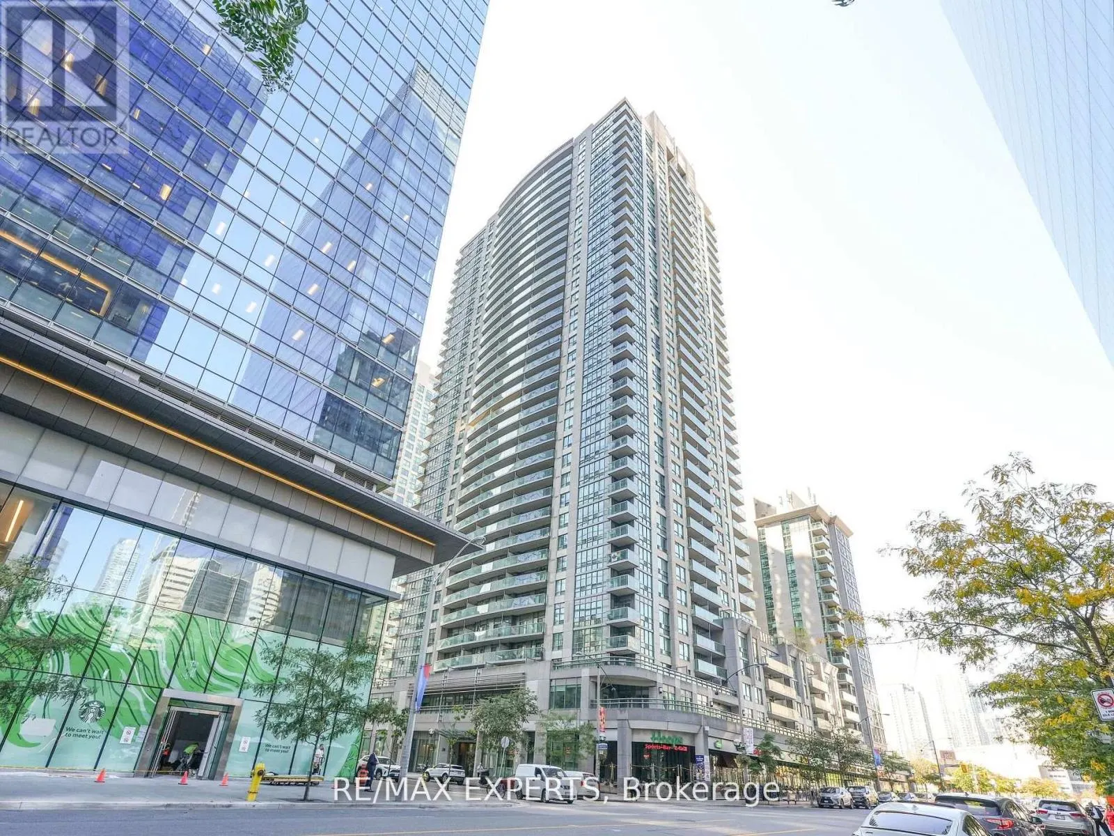 812 - 30 GRAND TRUNK CRESCENT