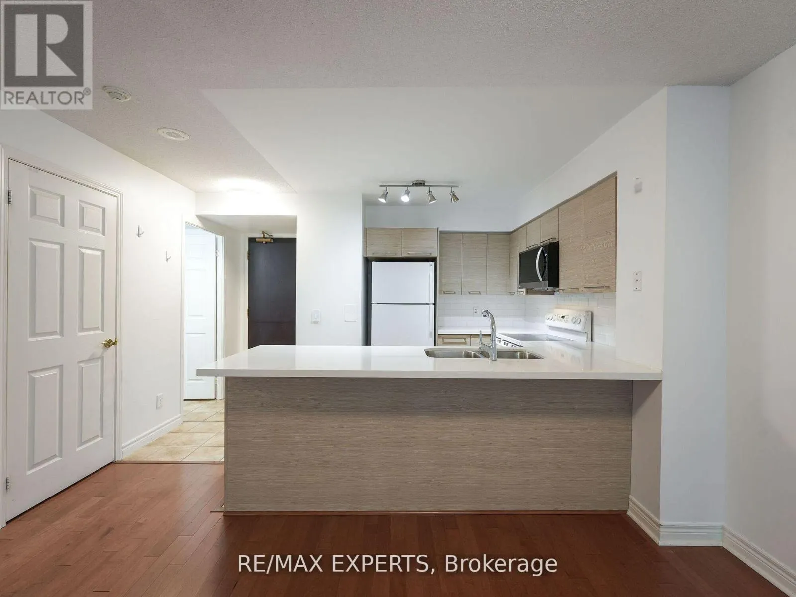 812 - 30 GRAND TRUNK CRESCENT