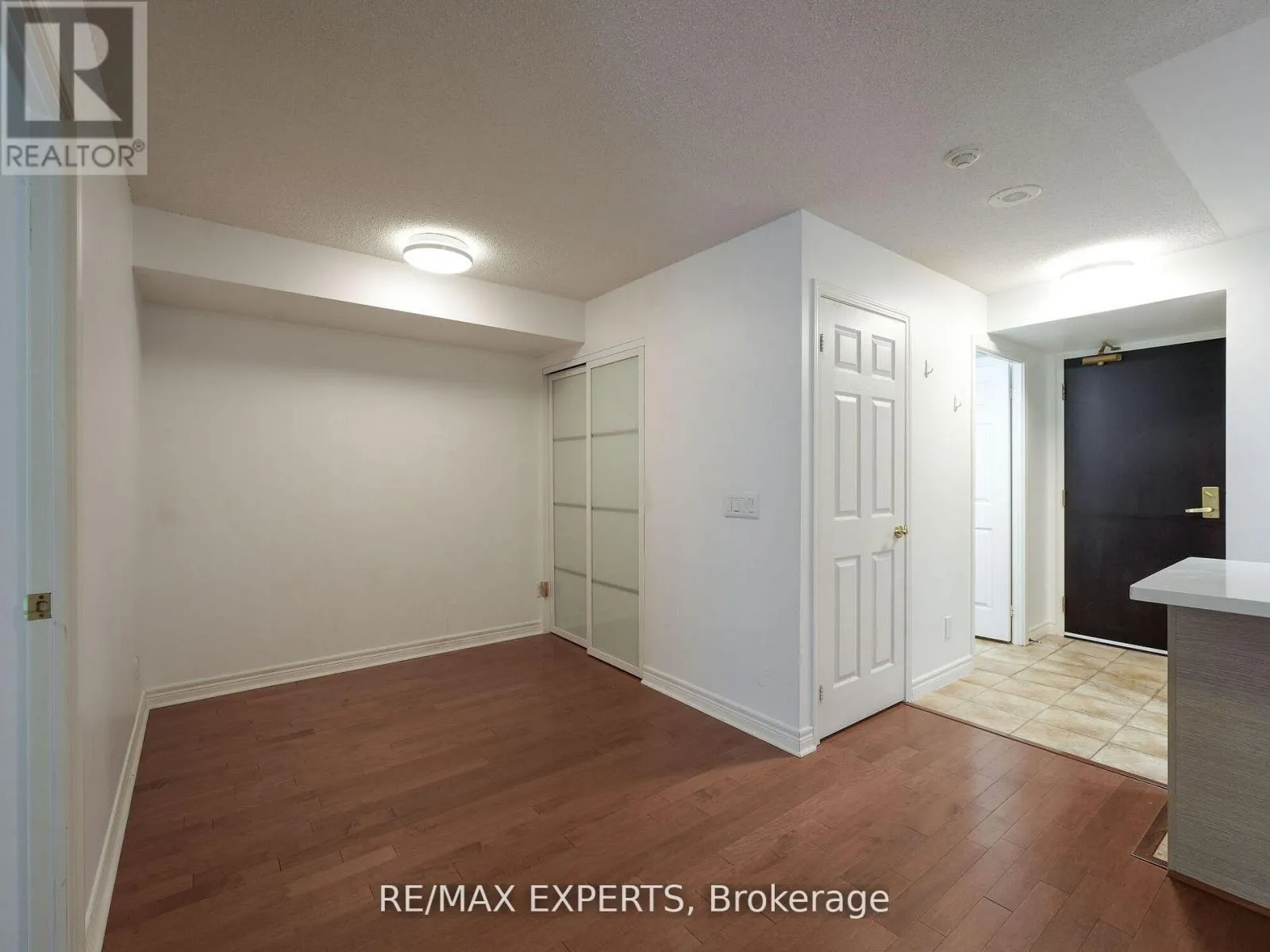 812 - 30 GRAND TRUNK CRESCENT