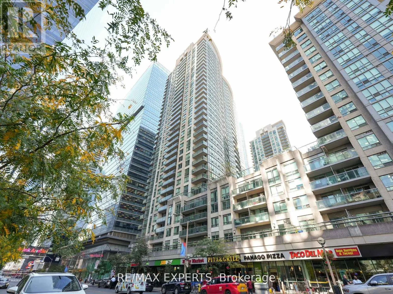 812 - 30 GRAND TRUNK CRESCENT