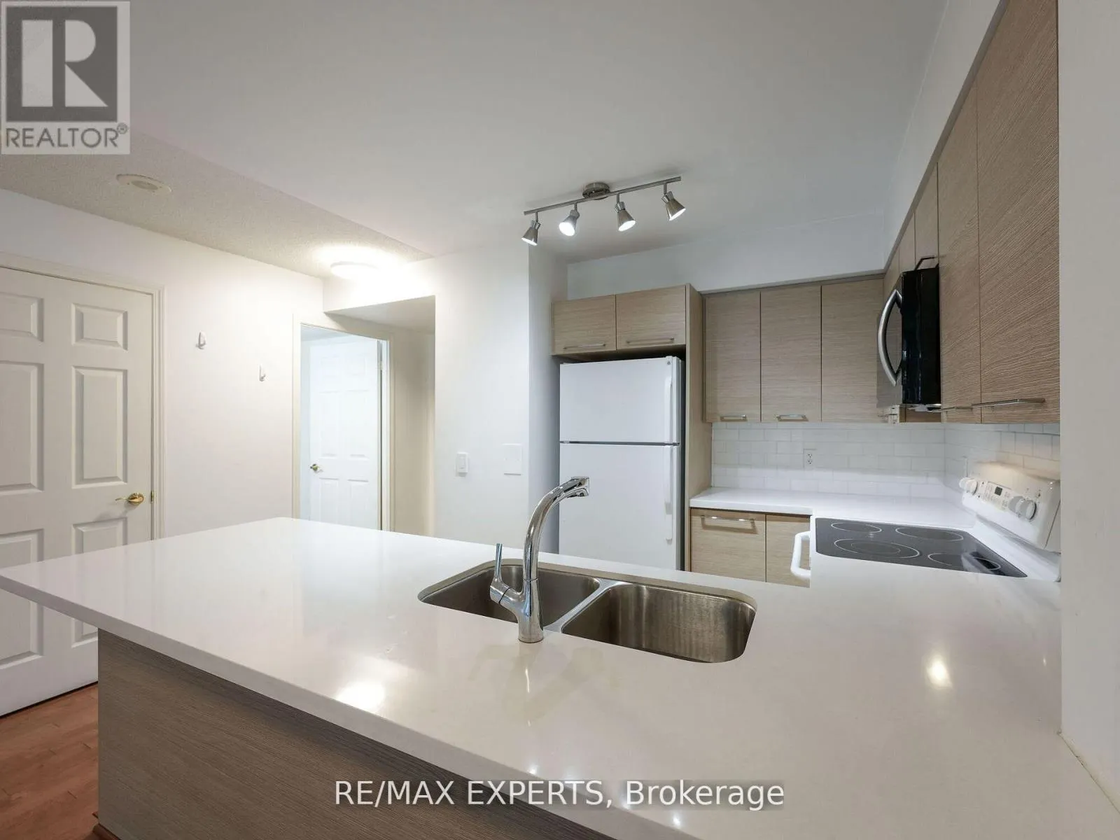812 - 30 GRAND TRUNK CRESCENT