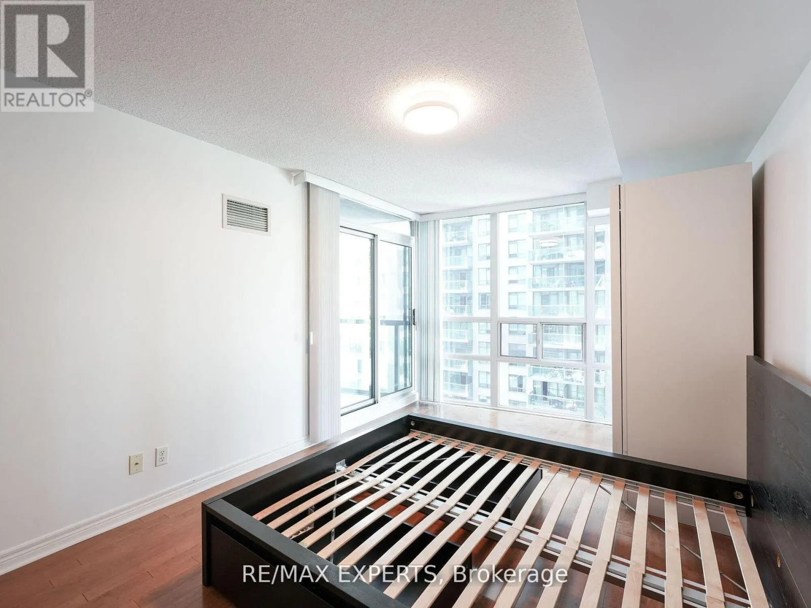 812 - 30 GRAND TRUNK CRESCENT