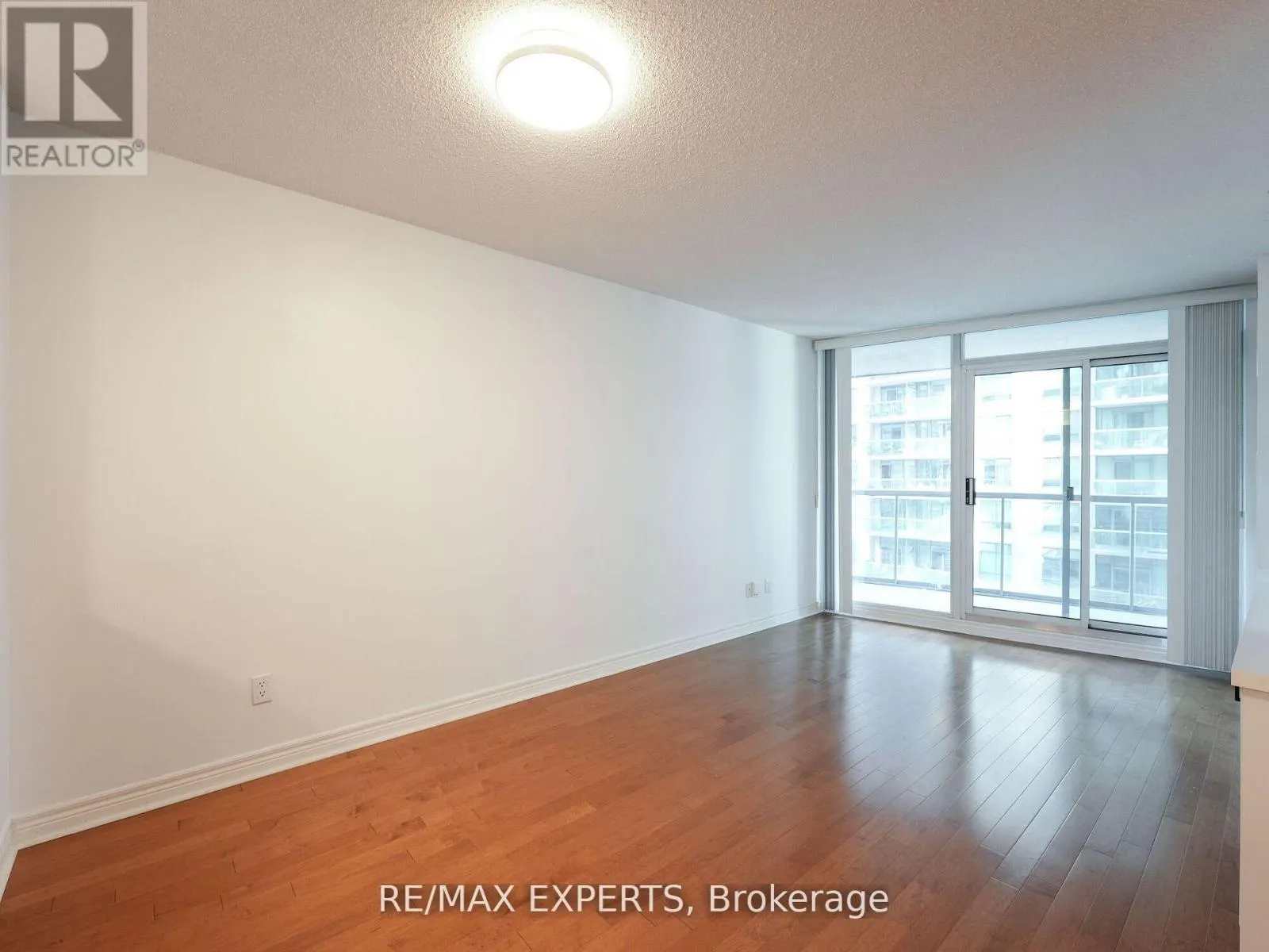 812 - 30 GRAND TRUNK CRESCENT
