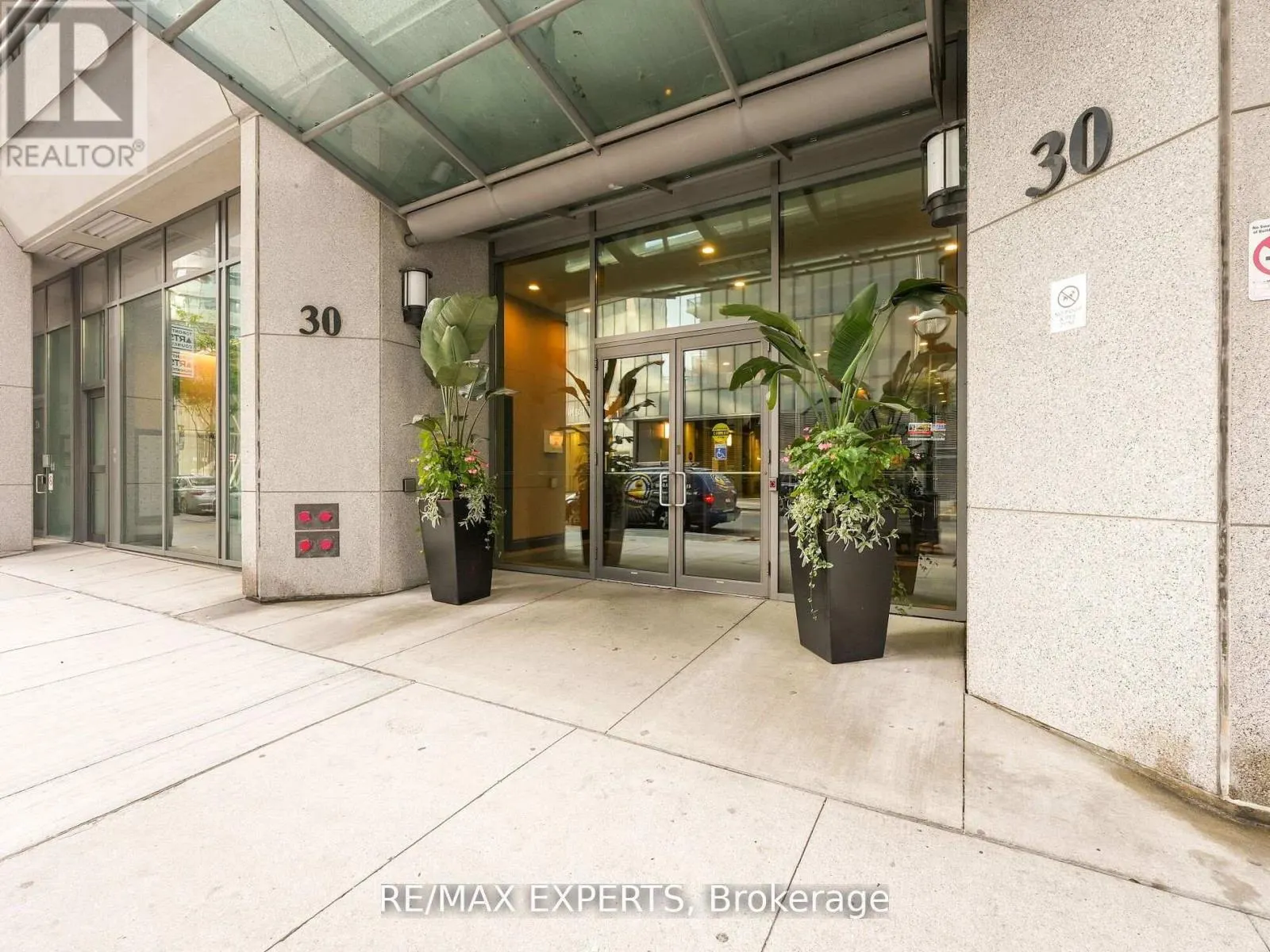 812 - 30 GRAND TRUNK CRESCENT