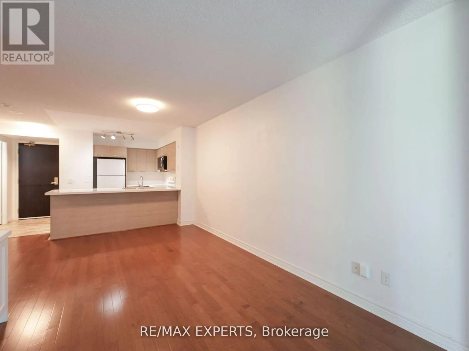 812 - 30 GRAND TRUNK CRESCENT