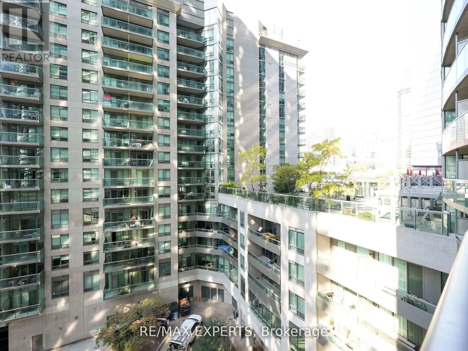812 - 30 GRAND TRUNK CRESCENT
