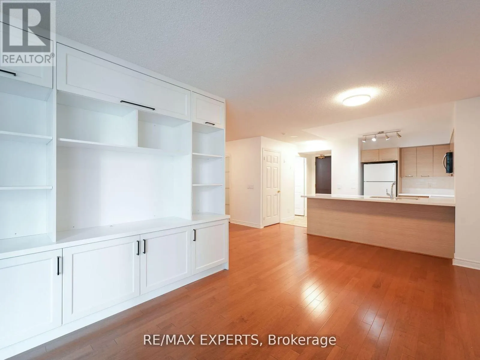 812 - 30 GRAND TRUNK CRESCENT