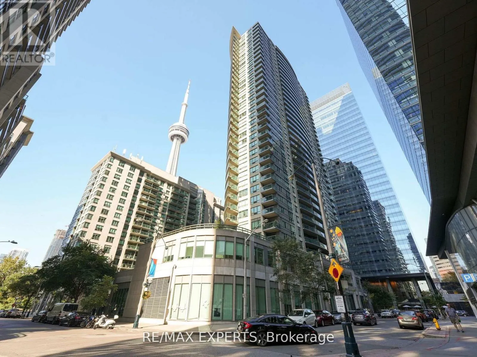 812 - 30 GRAND TRUNK CRESCENT