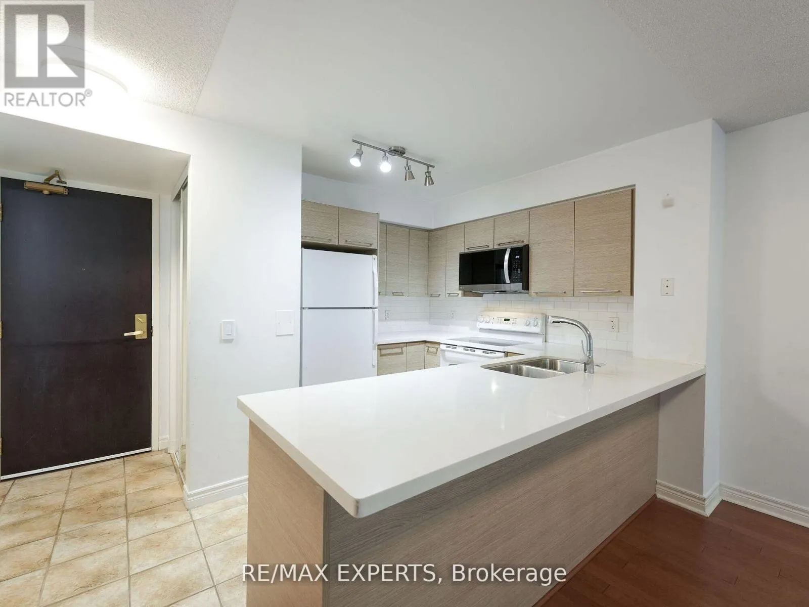 812 - 30 GRAND TRUNK CRESCENT