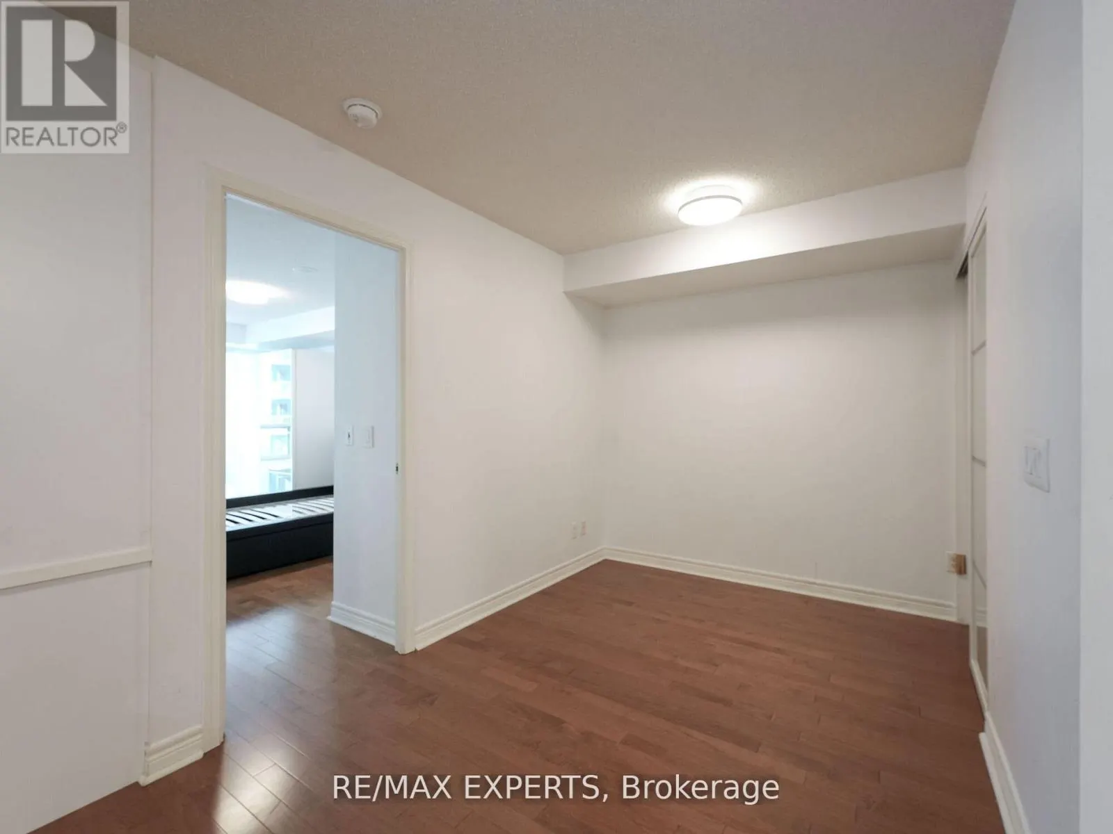 812 - 30 GRAND TRUNK CRESCENT