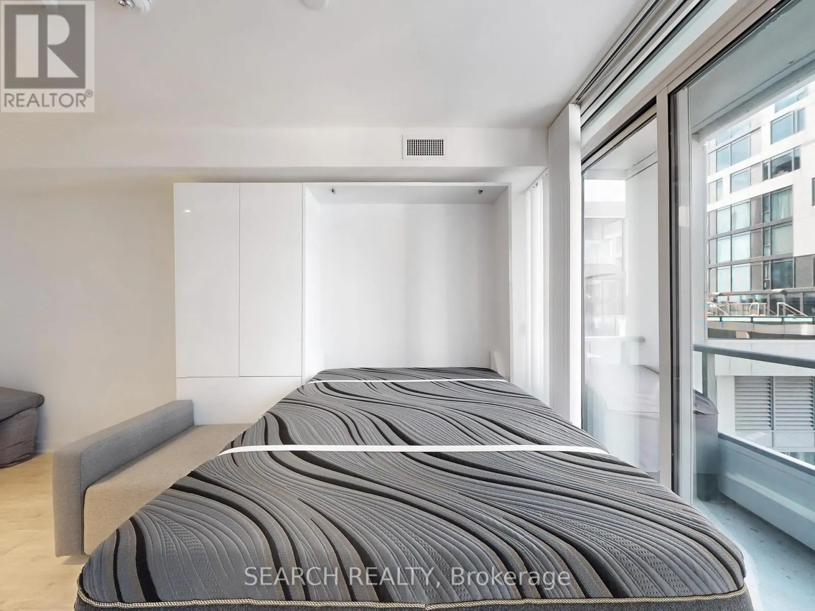 909 - 576 FRONT STREET W