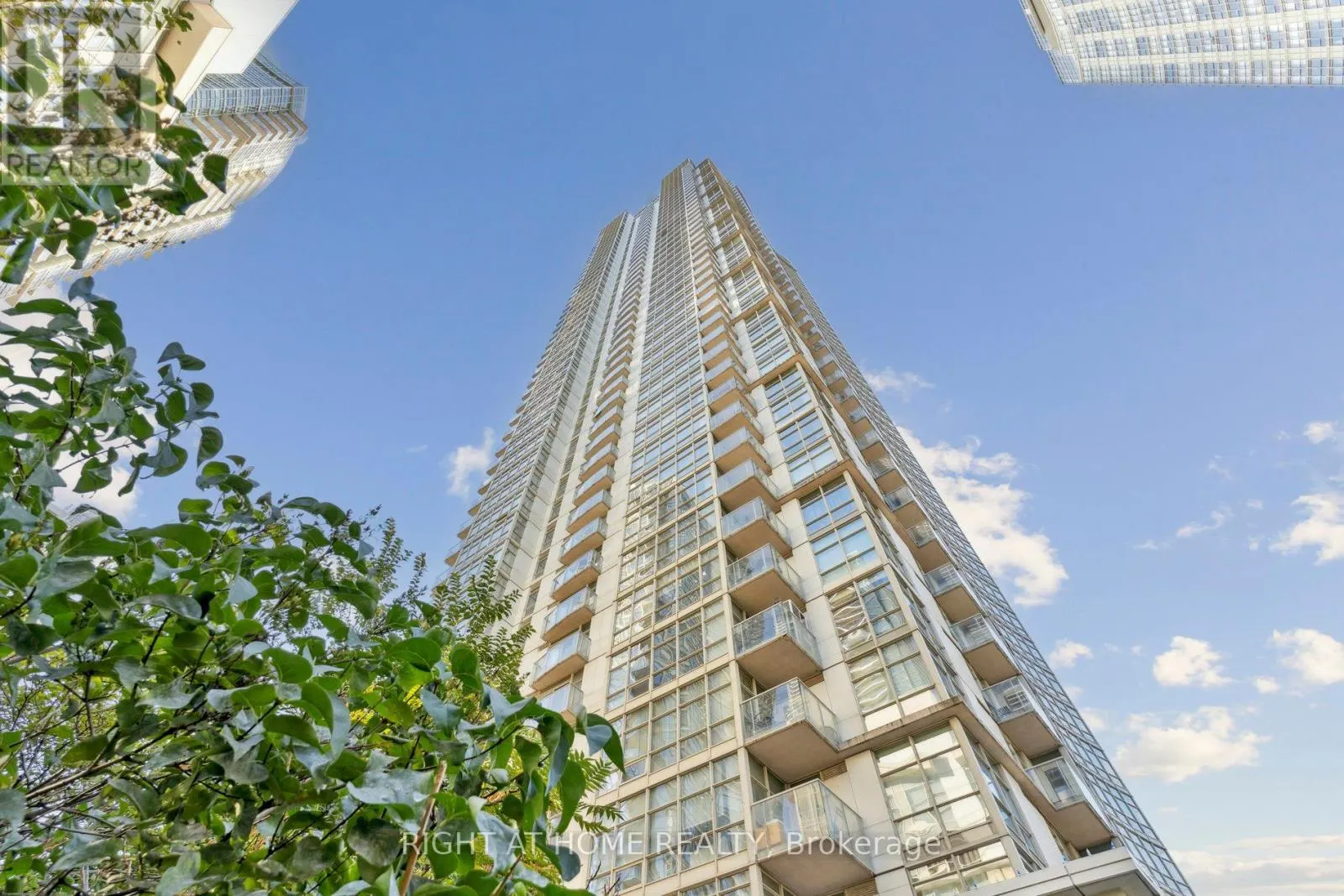 102 - 35 MARINER TERRACE