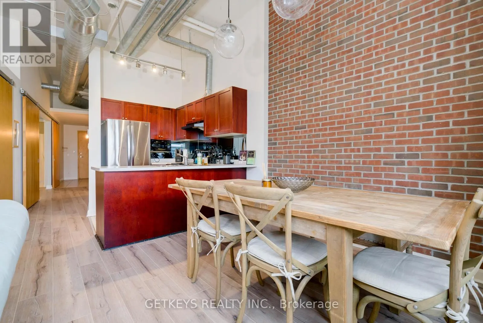 908 - 700 KING STREET