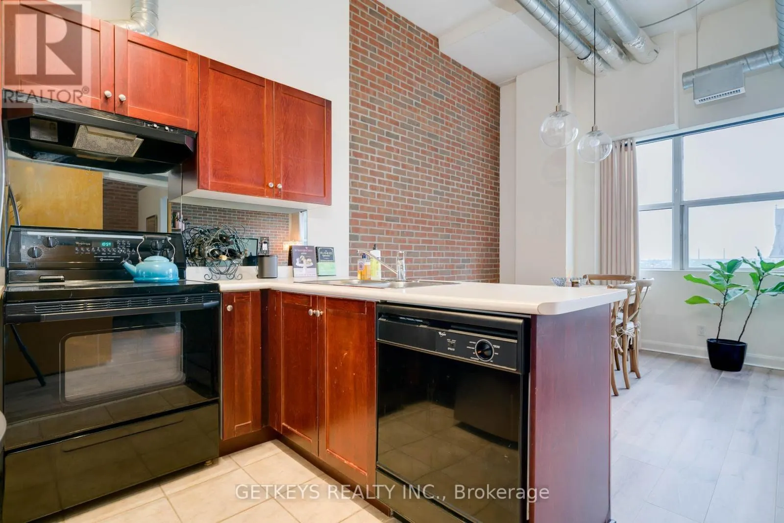 908 - 700 KING STREET