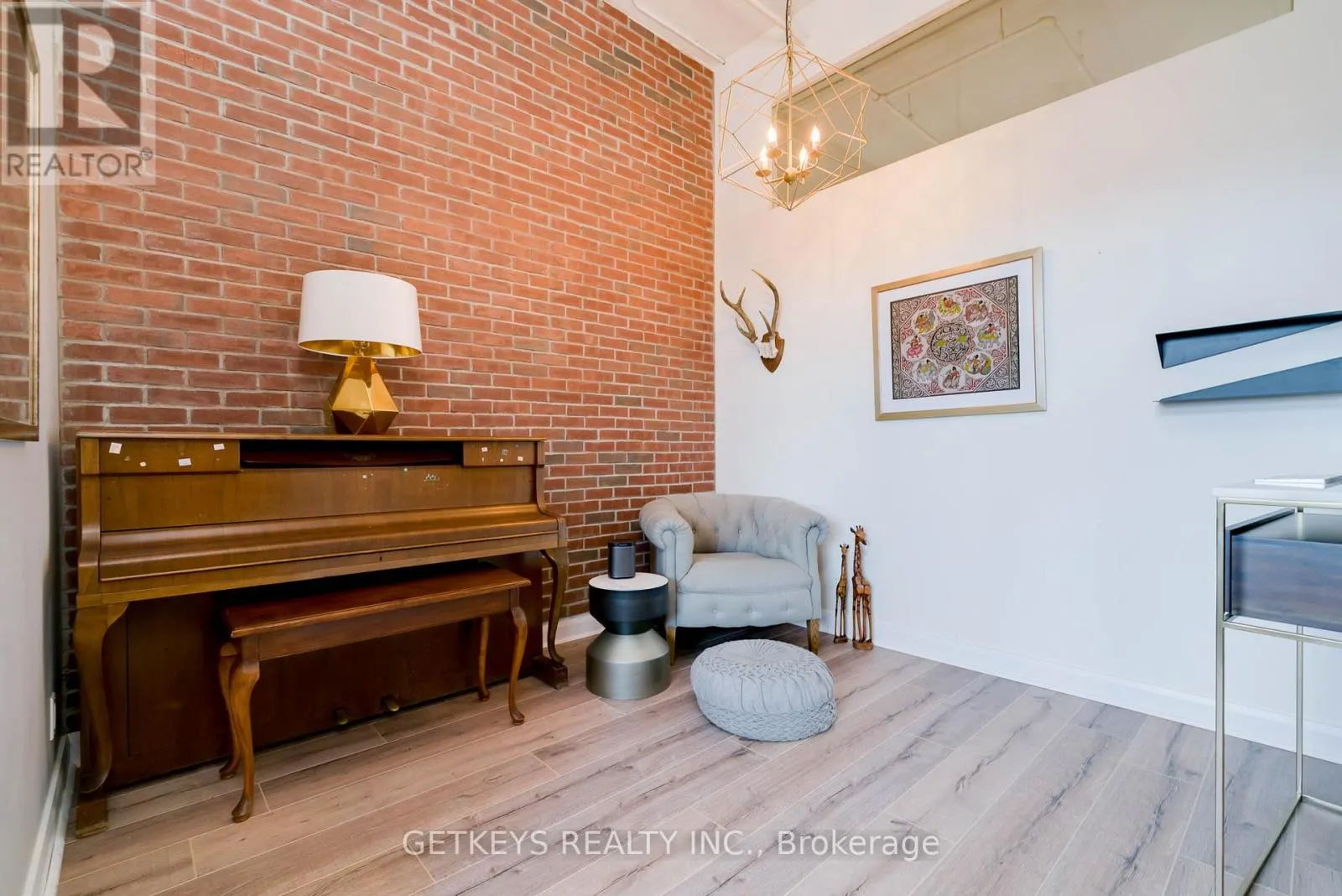 908 - 700 KING STREET