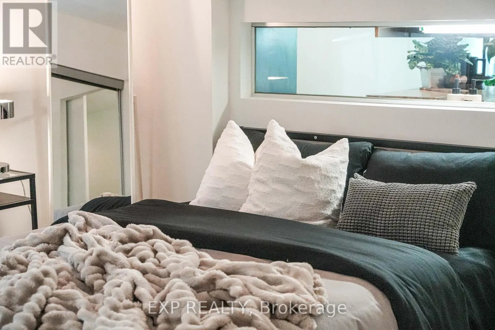 M10 - 350 WELLINGTON STREET W