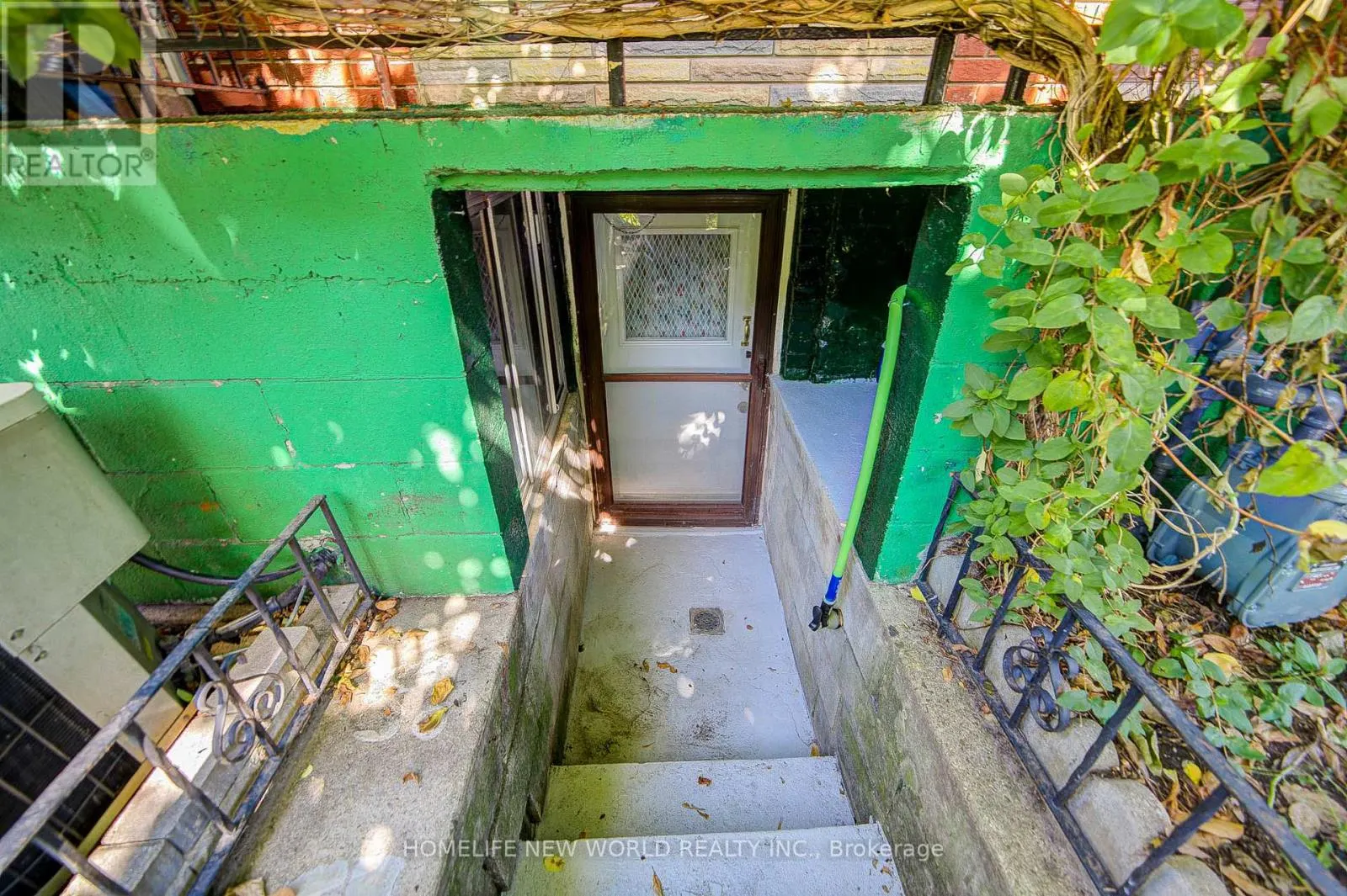 726 ADELAIDE STREET W