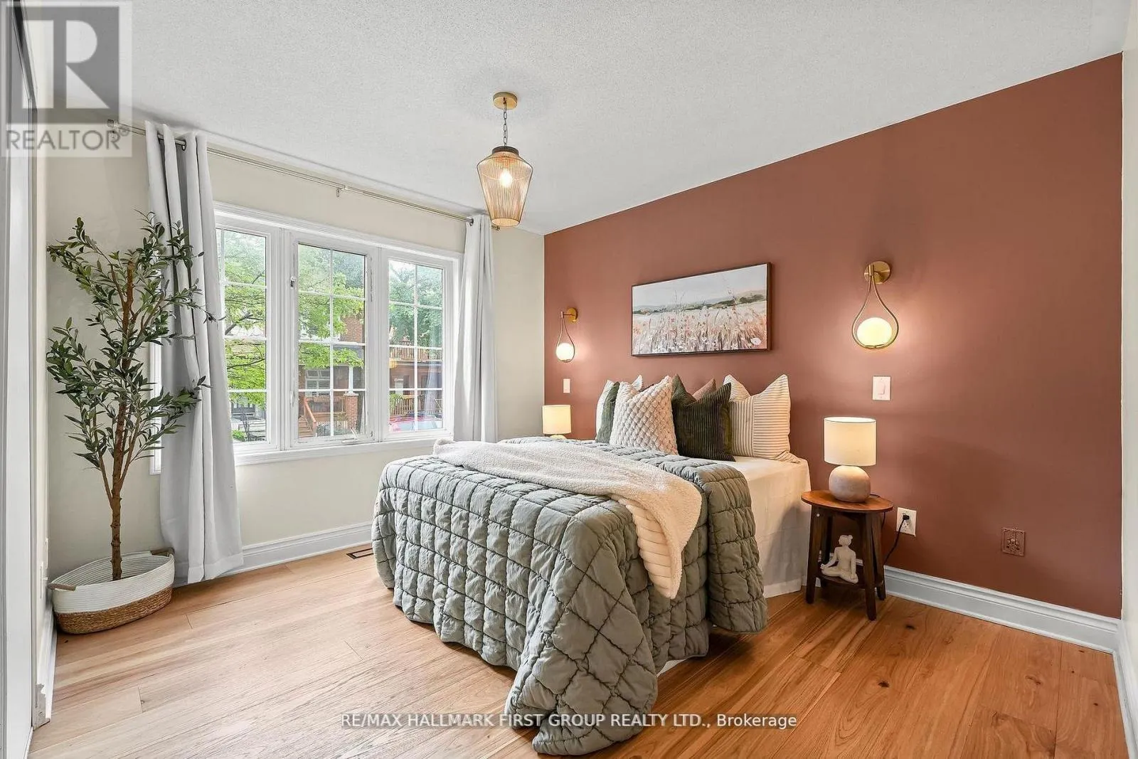 102 - 262 ST. HELENS AVENUE