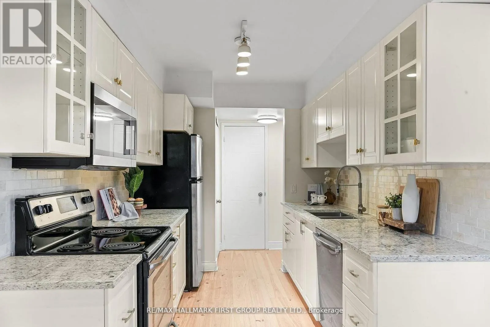 102 - 262 ST. HELENS AVENUE