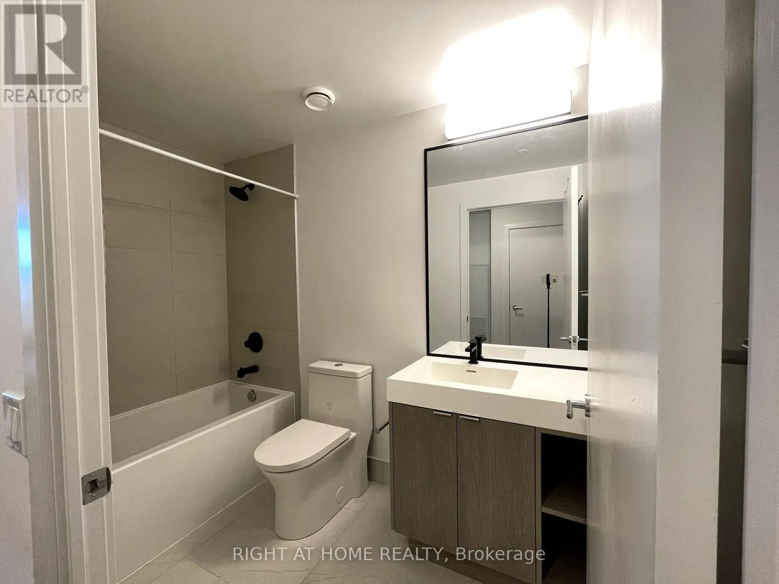 426 - 250 LAWRENCE AVENUE W