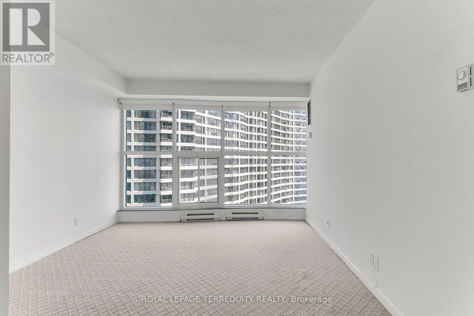 2707 - 77 HARBOUR SQUARE