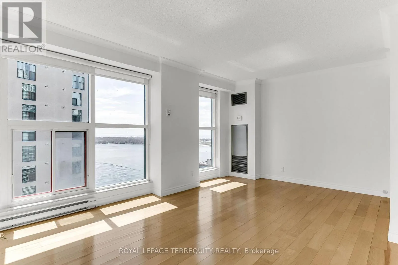 2707 - 77 HARBOUR SQUARE