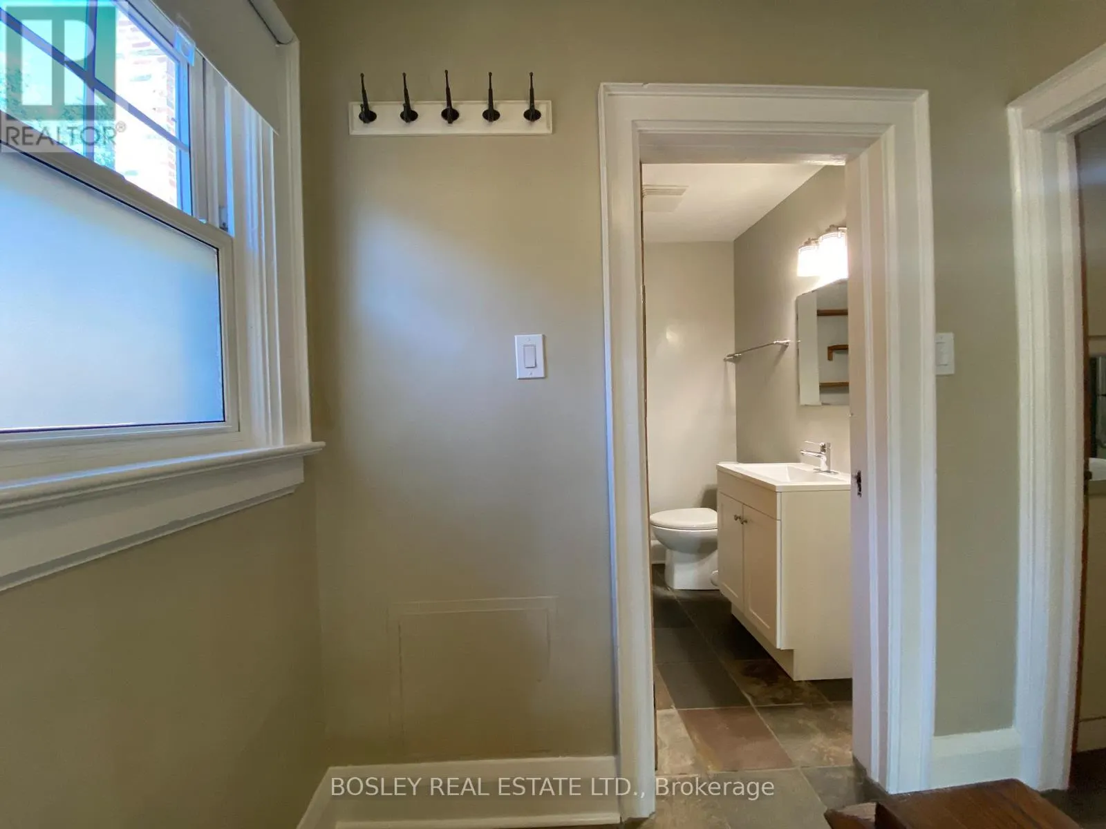 #2 (UPPER) - 33 LORINDALE AVENUE