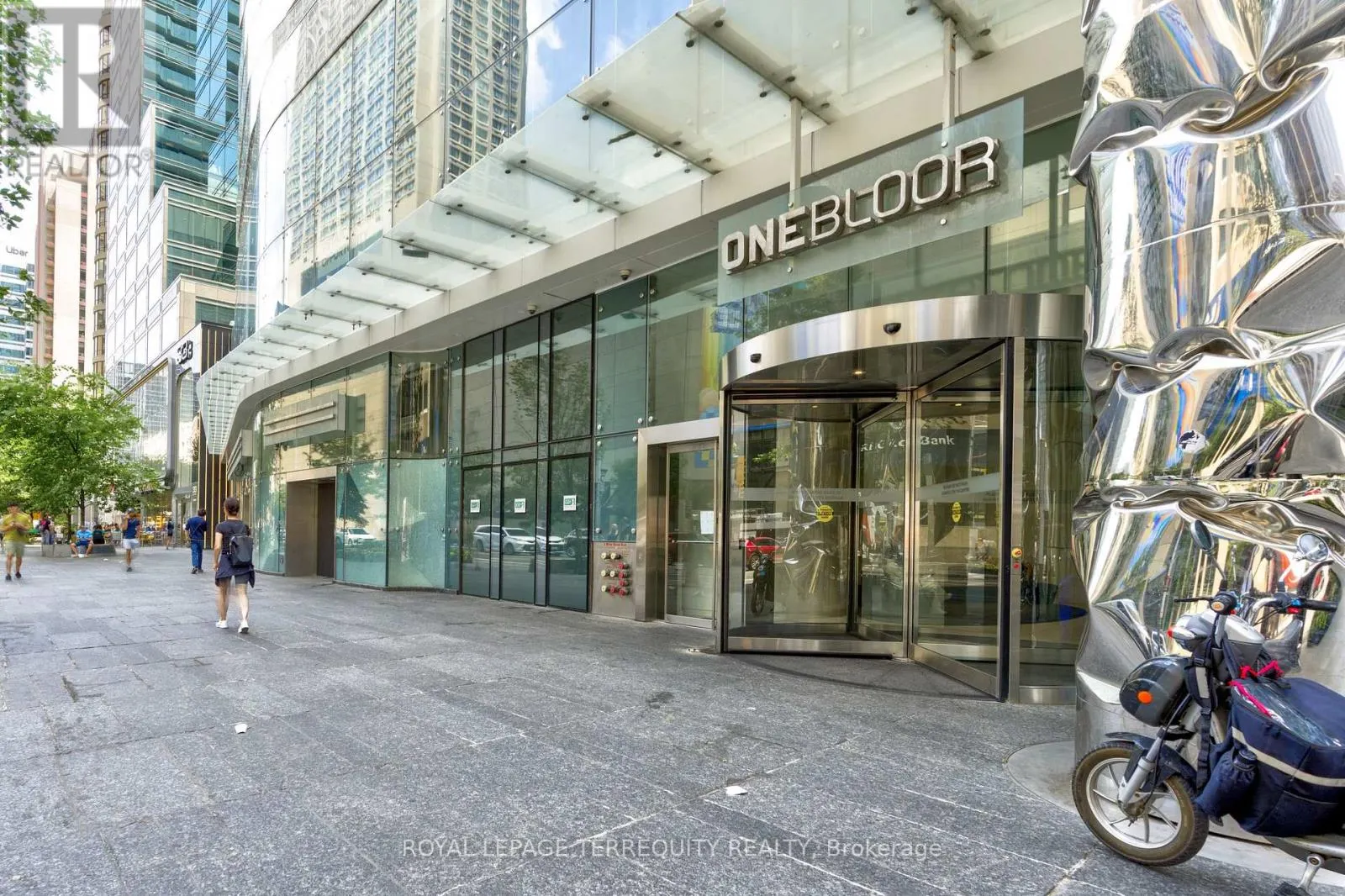 2712 - 1 BLOOR STREET E