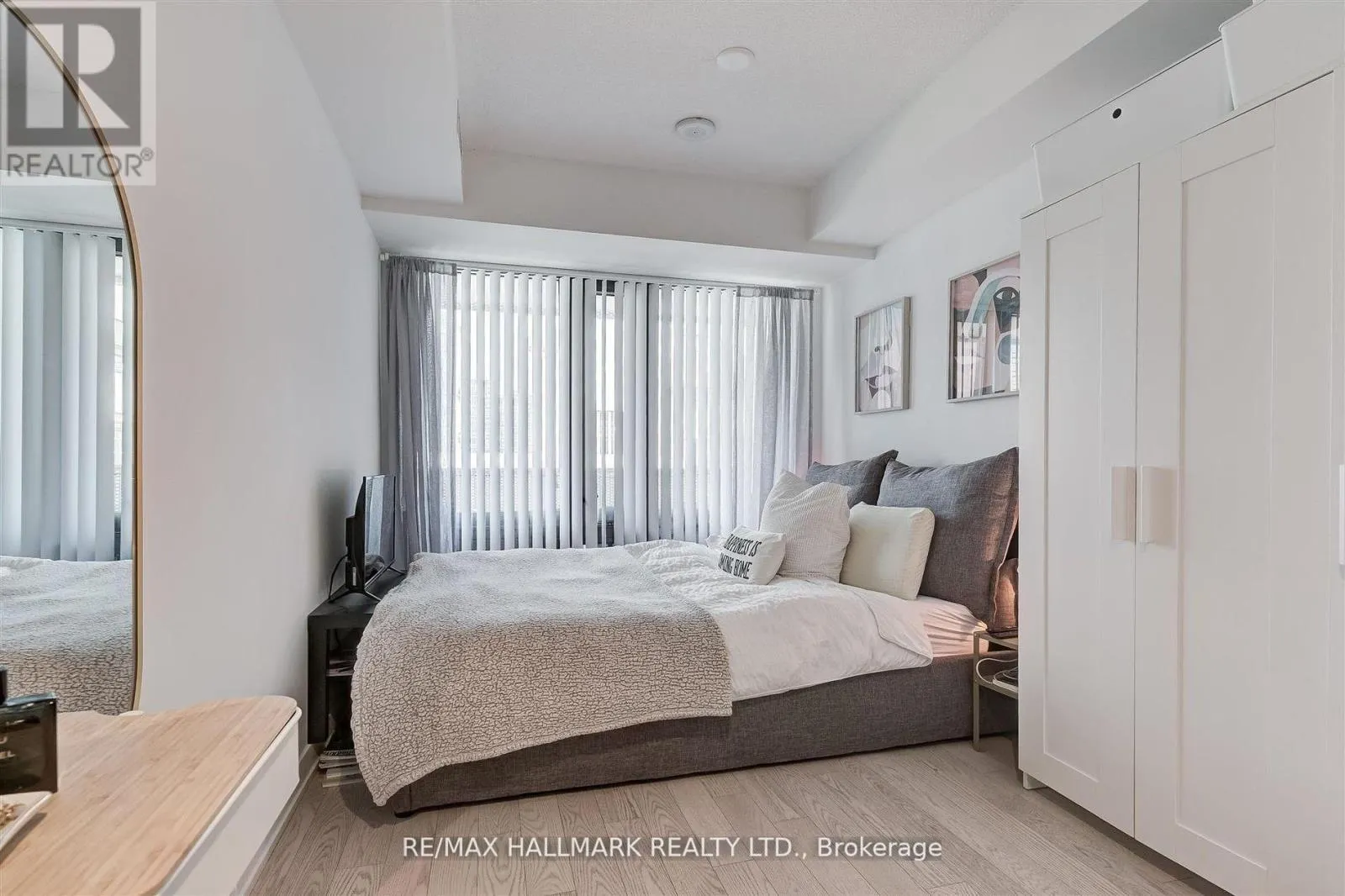 2406 - 25 RICHMOND STREET E