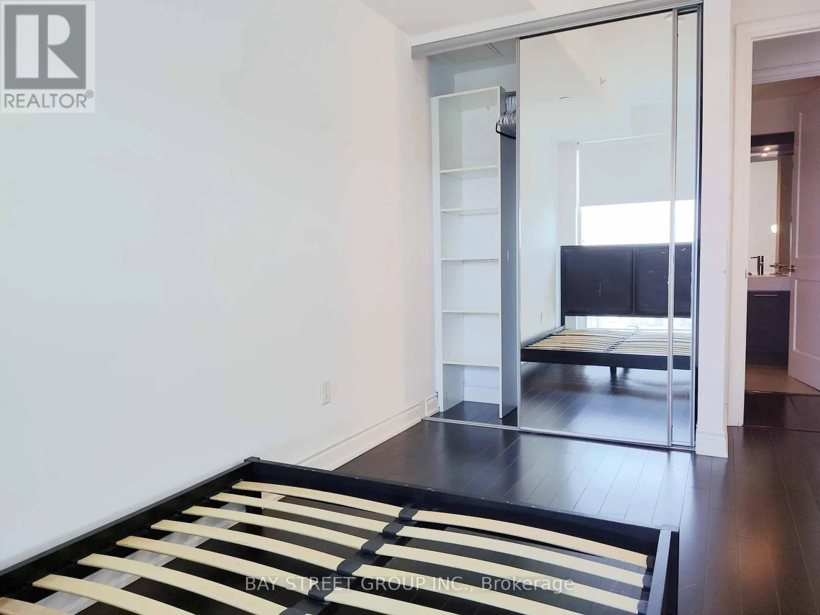 6704 - 388 YONGE STREET