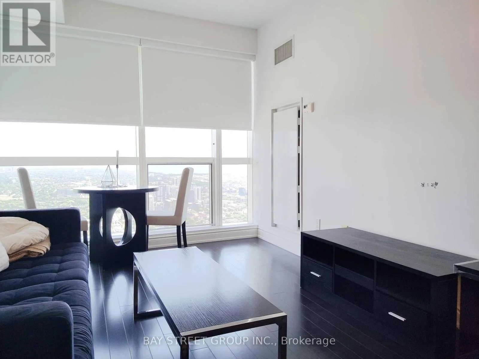 6704 - 388 YONGE STREET