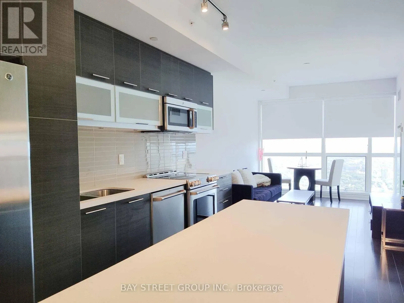 6704 - 388 YONGE STREET