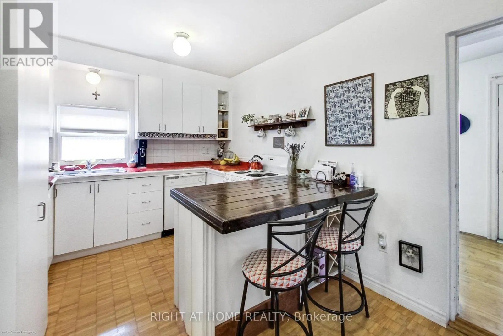 942 QUEEN STREET W