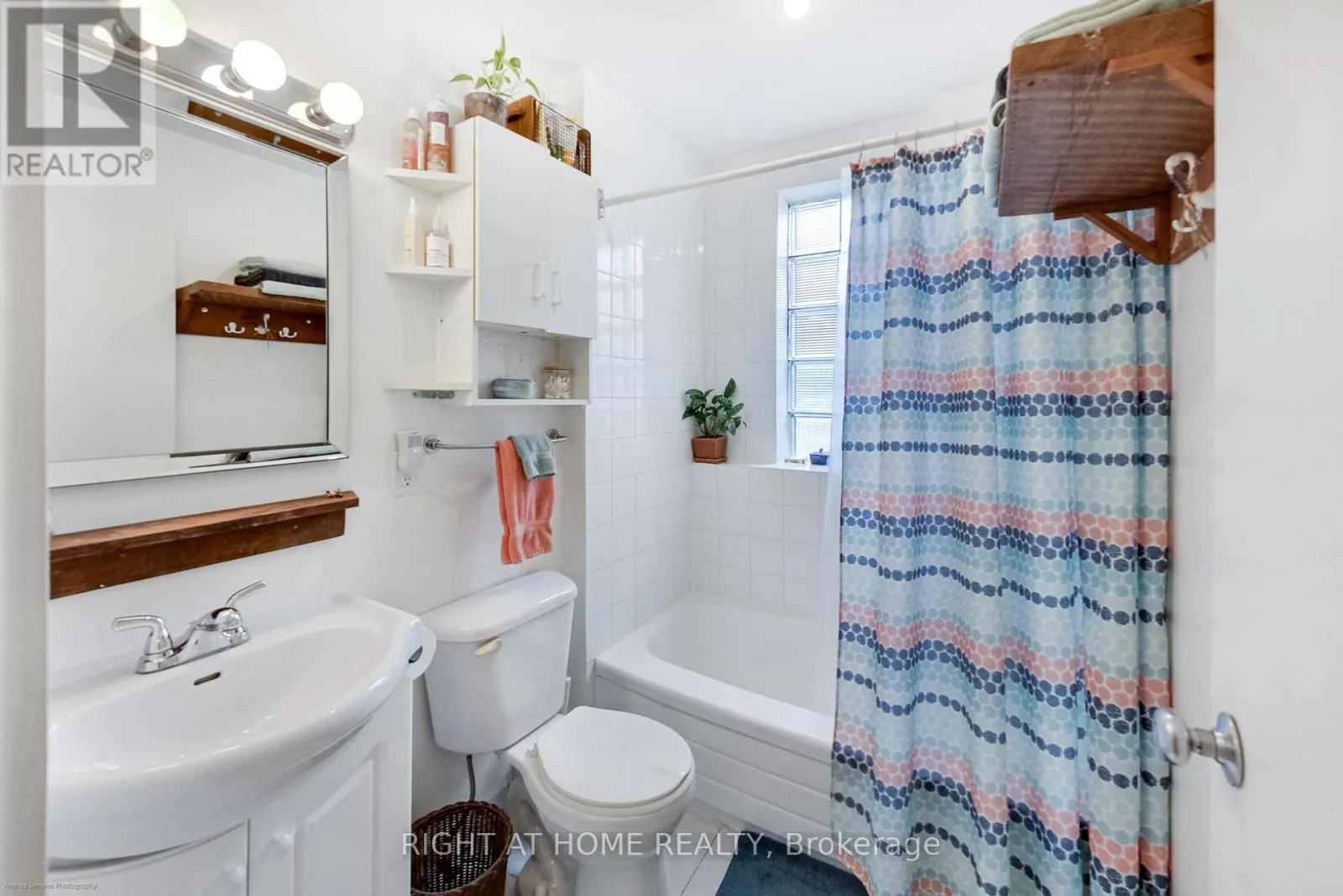 942 QUEEN STREET W