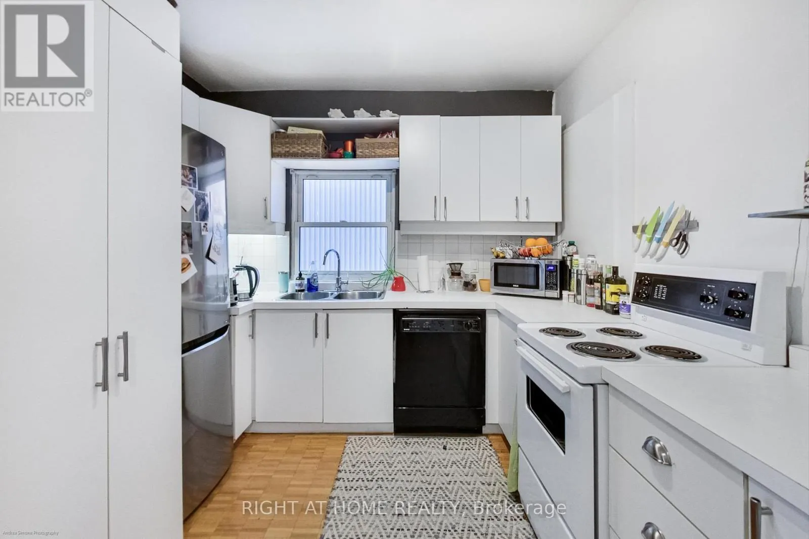 942 QUEEN STREET W