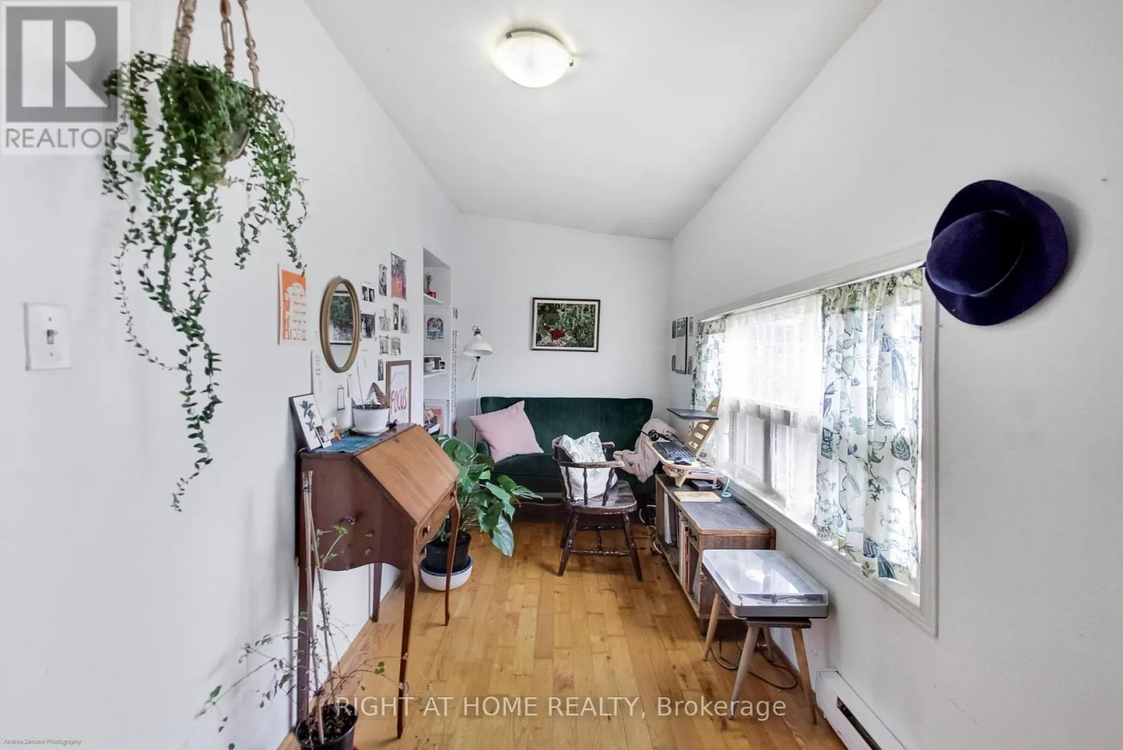 942 QUEEN STREET W