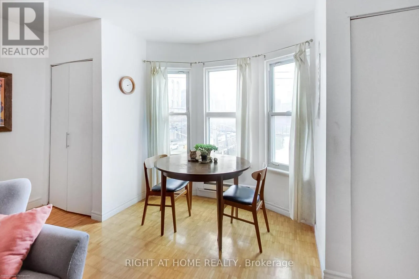 942 QUEEN STREET W