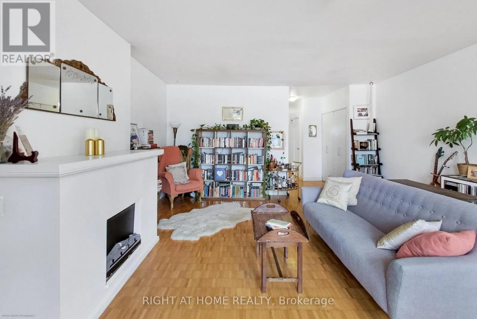 942 QUEEN STREET W