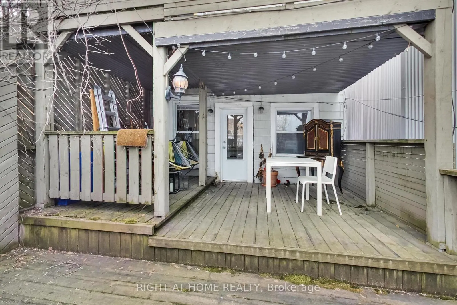 942 QUEEN STREET W