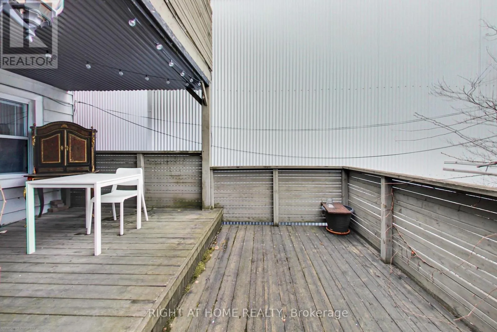 942 QUEEN STREET W