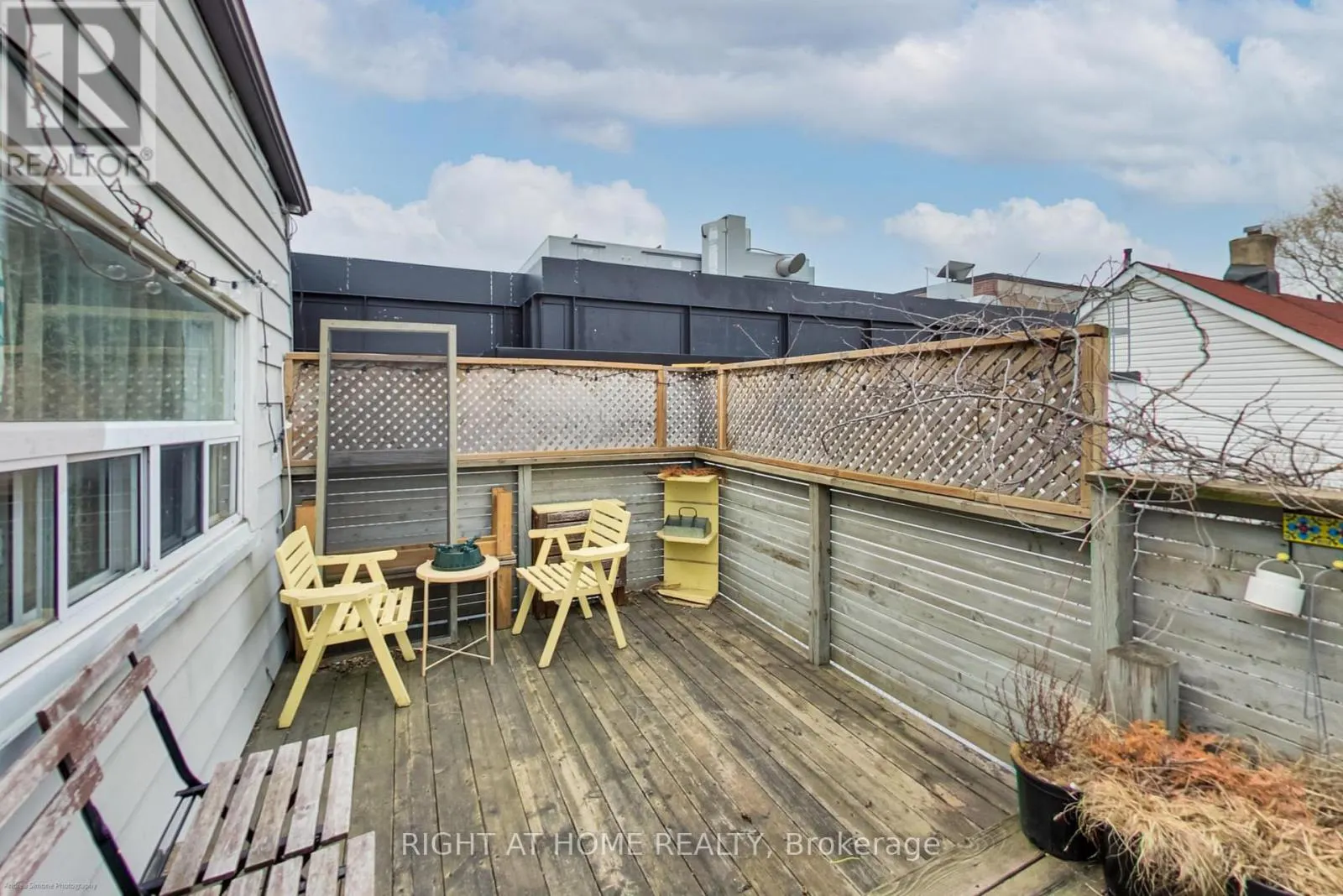 942 QUEEN STREET W