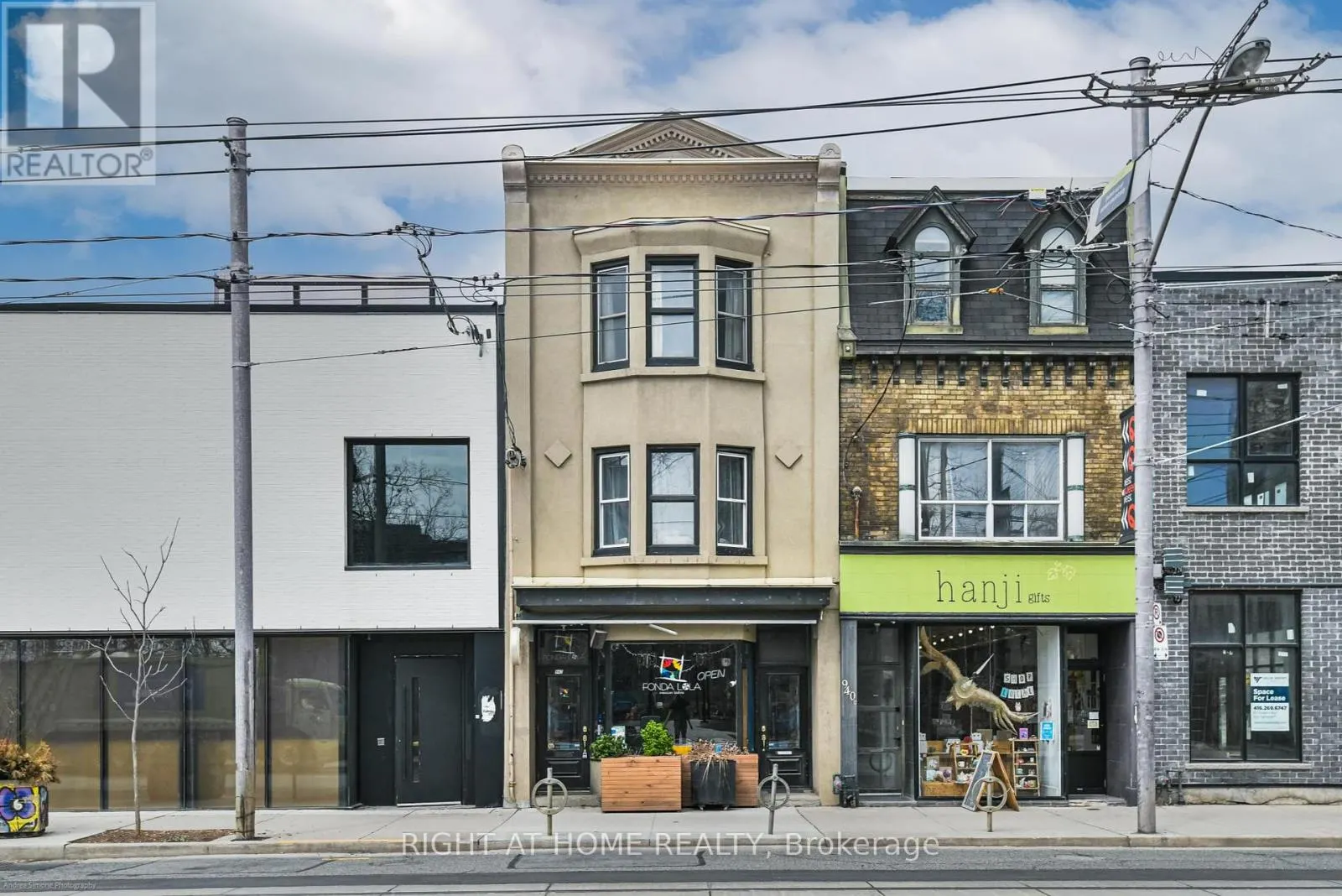 942 QUEEN STREET W