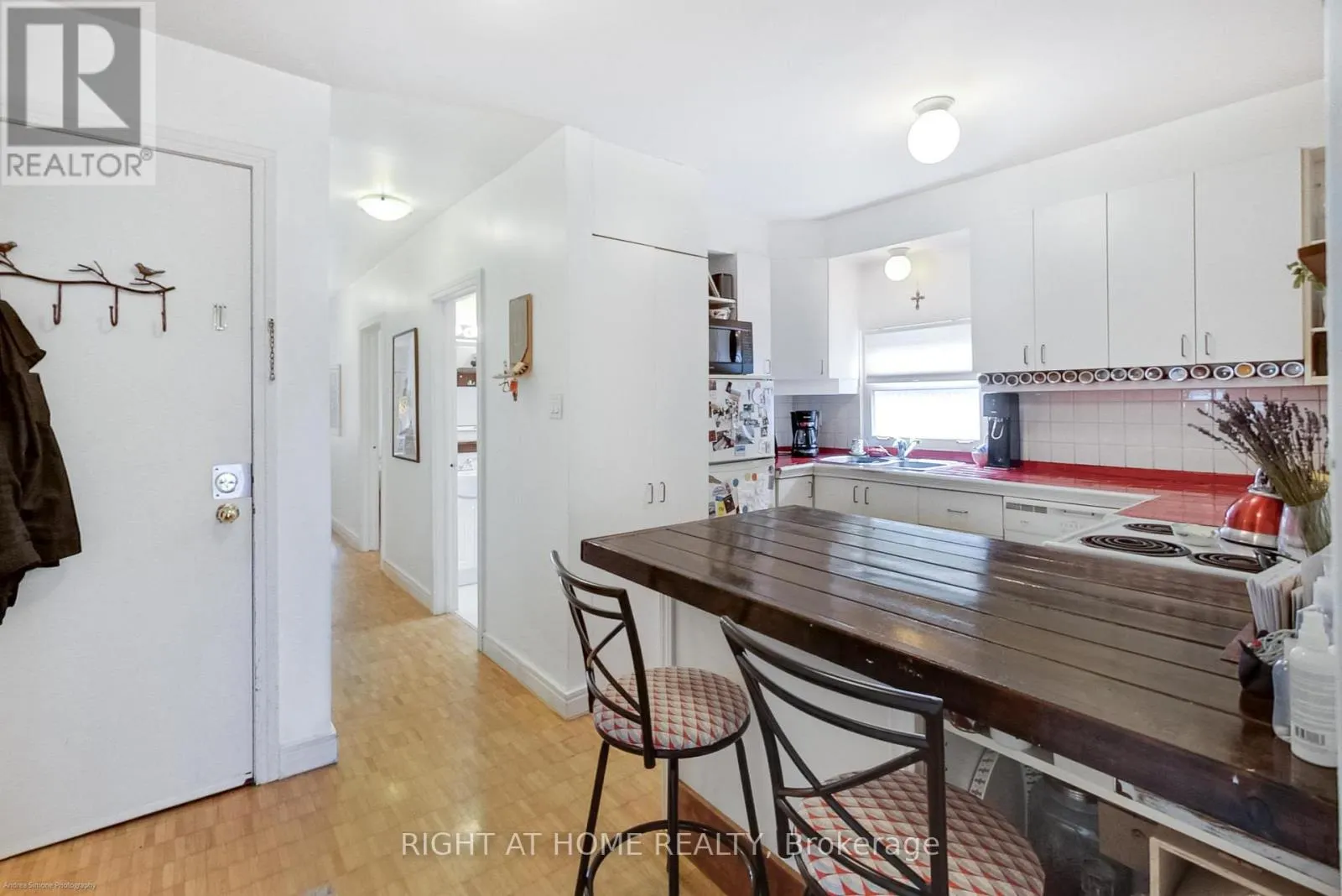 942 QUEEN STREET W