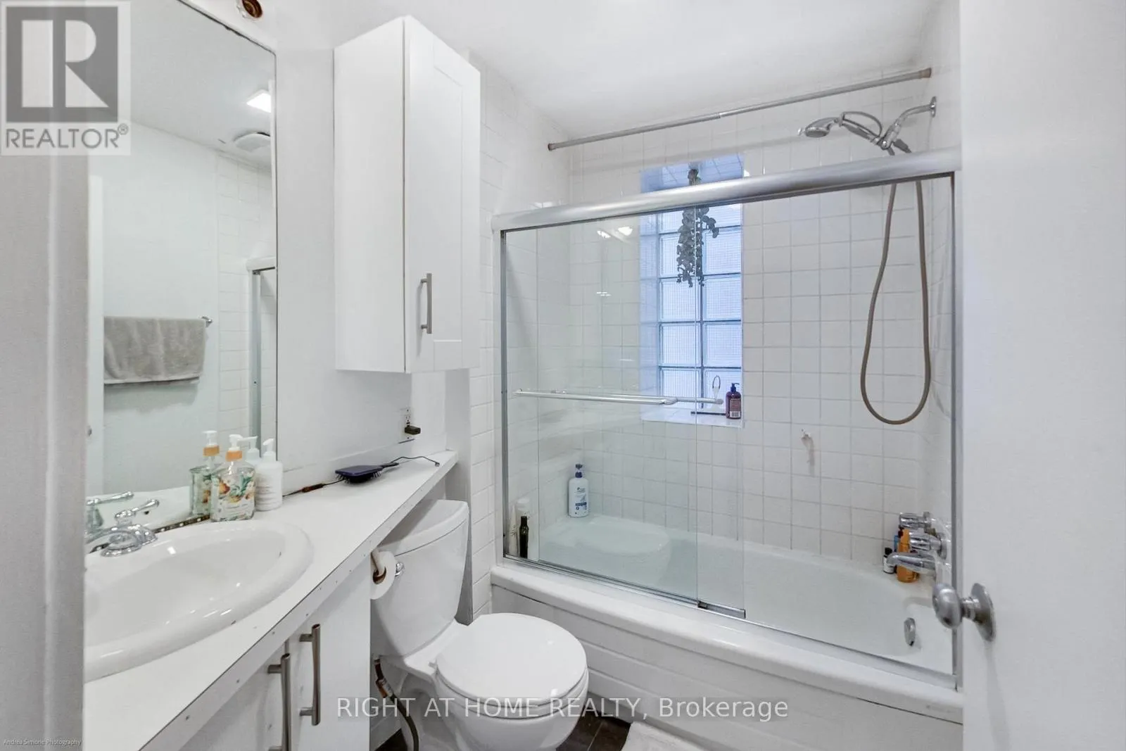 942 QUEEN STREET W