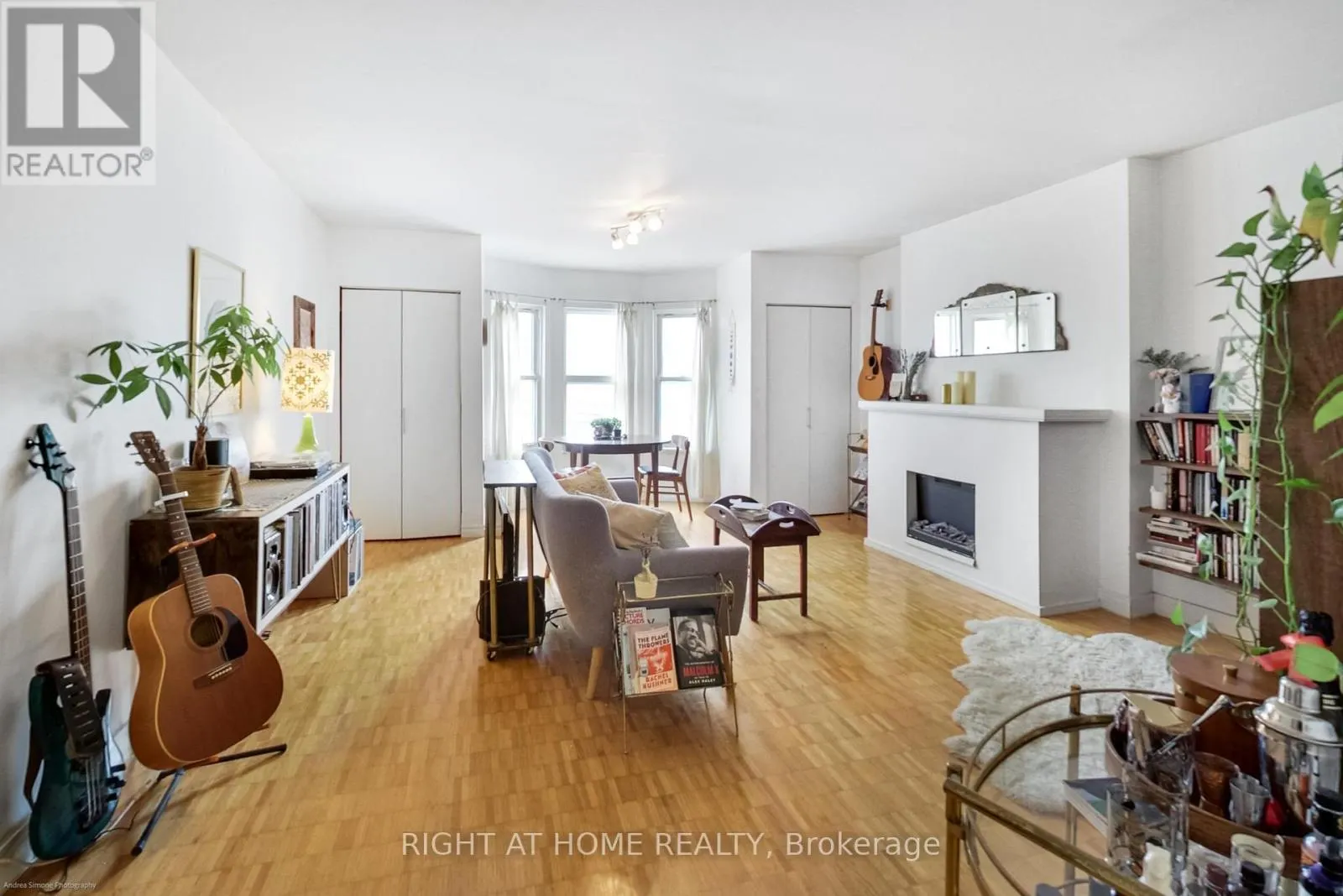 942 QUEEN STREET W
