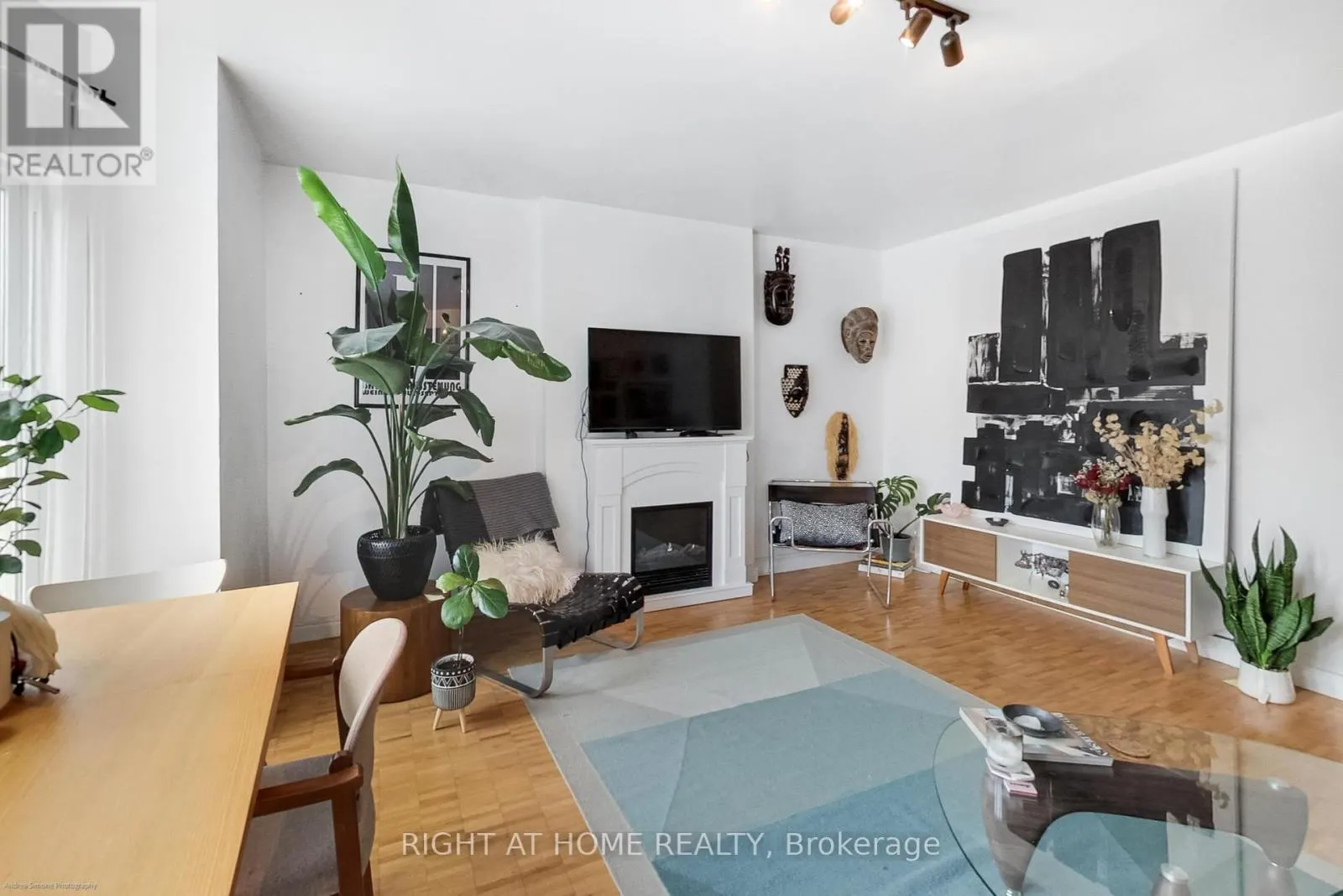 942 QUEEN STREET W