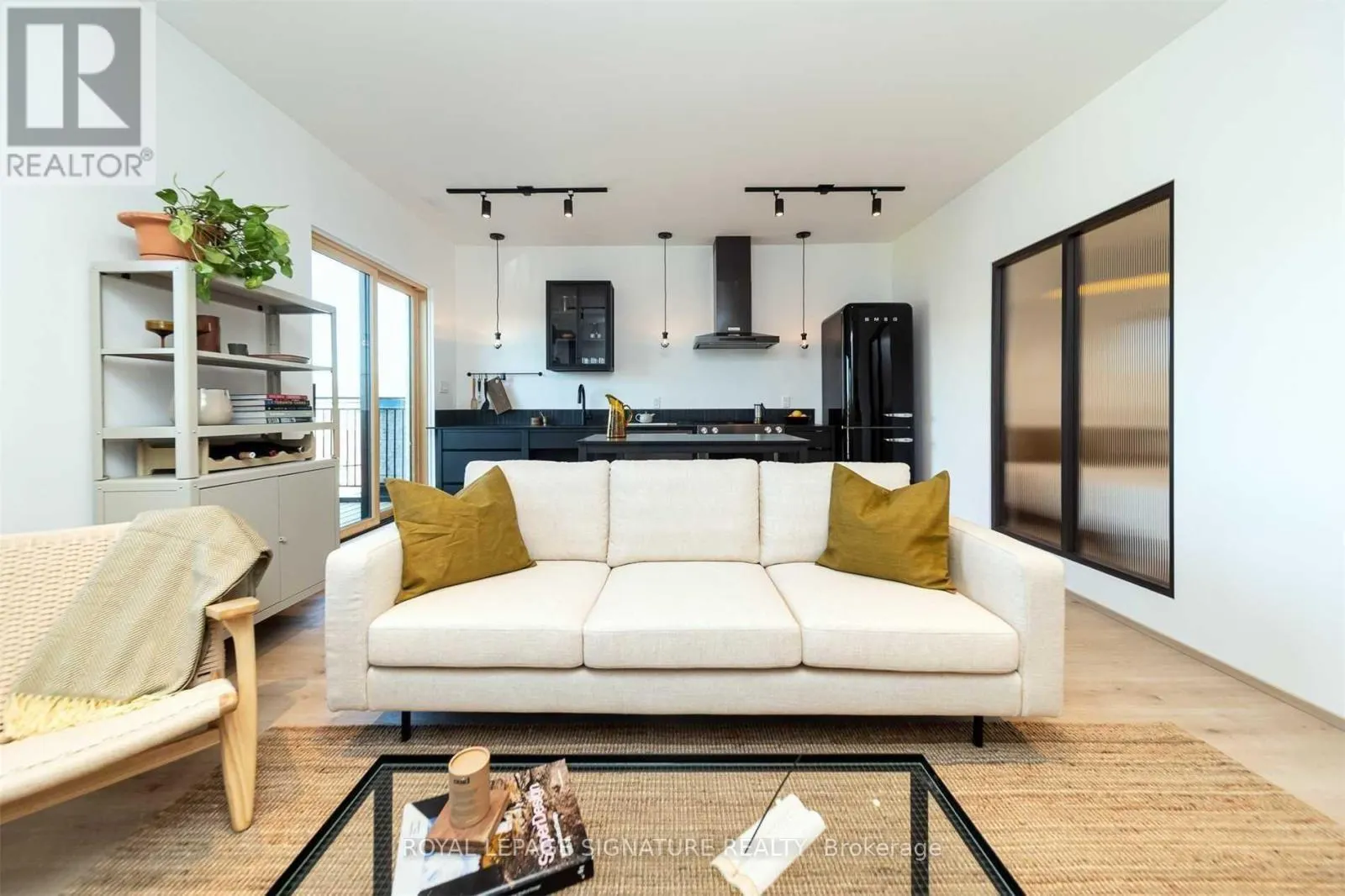 5 - 36 GEARY AVENUE